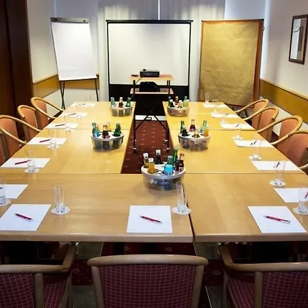 Отель Berlin - Greenline Цоссен